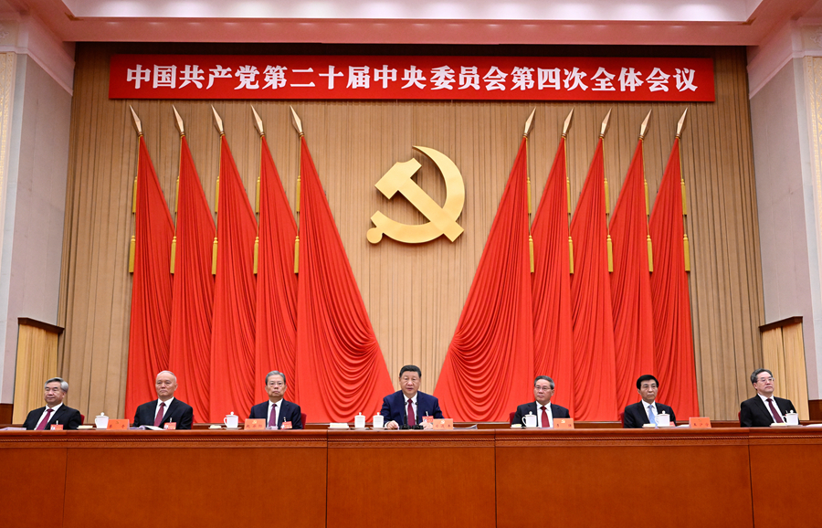 中国共产党第二十届中央委员会第四次全体会议,于2025年10月20日至23日在北京举行。这是习近平、李强、赵乐际、王沪宁、蔡奇、丁薛祥、李希等在主席台上。